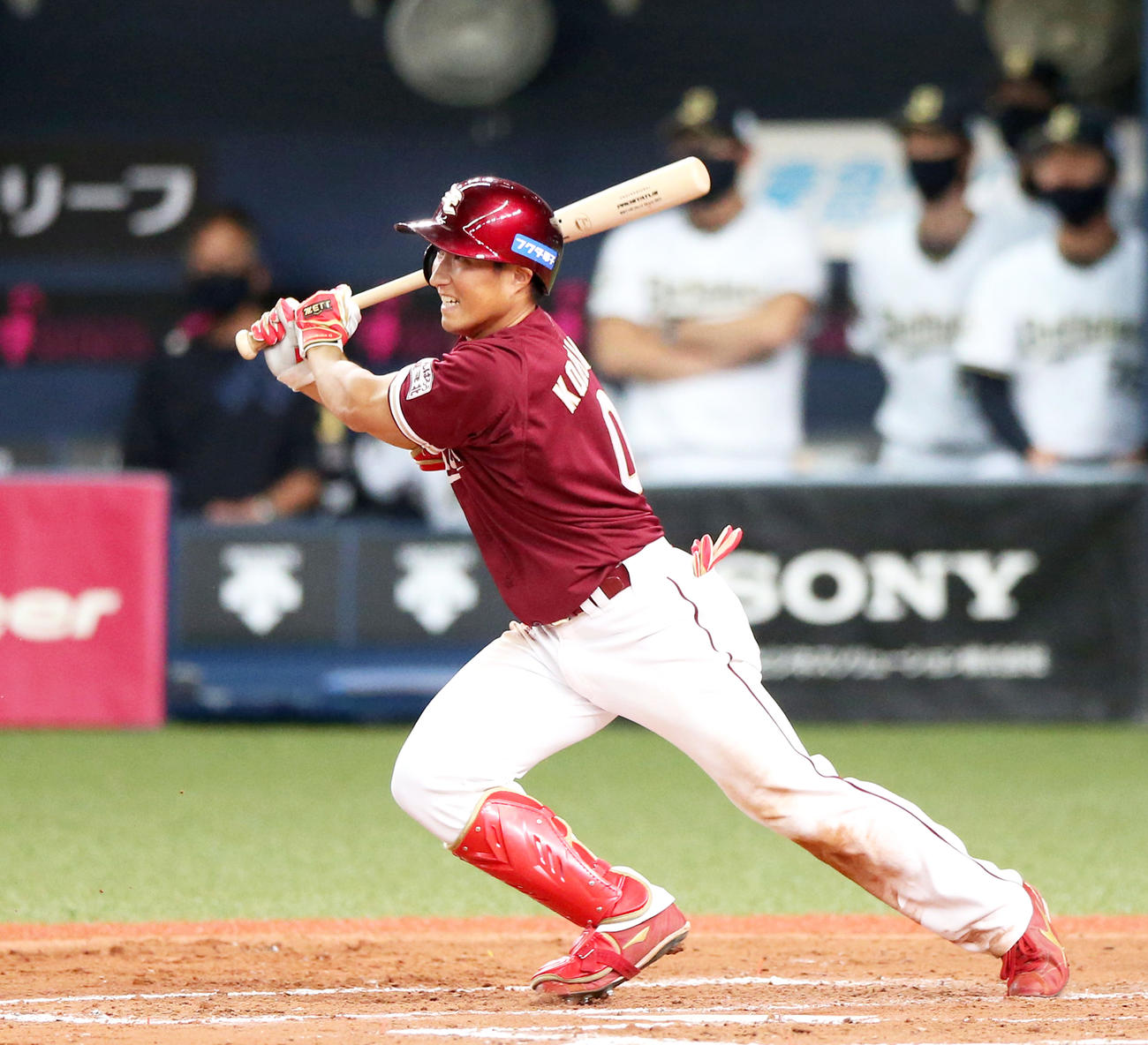 8回表楽天1死一、二塁、小深田は二ゴロに倒れる（撮影・上山淳一）