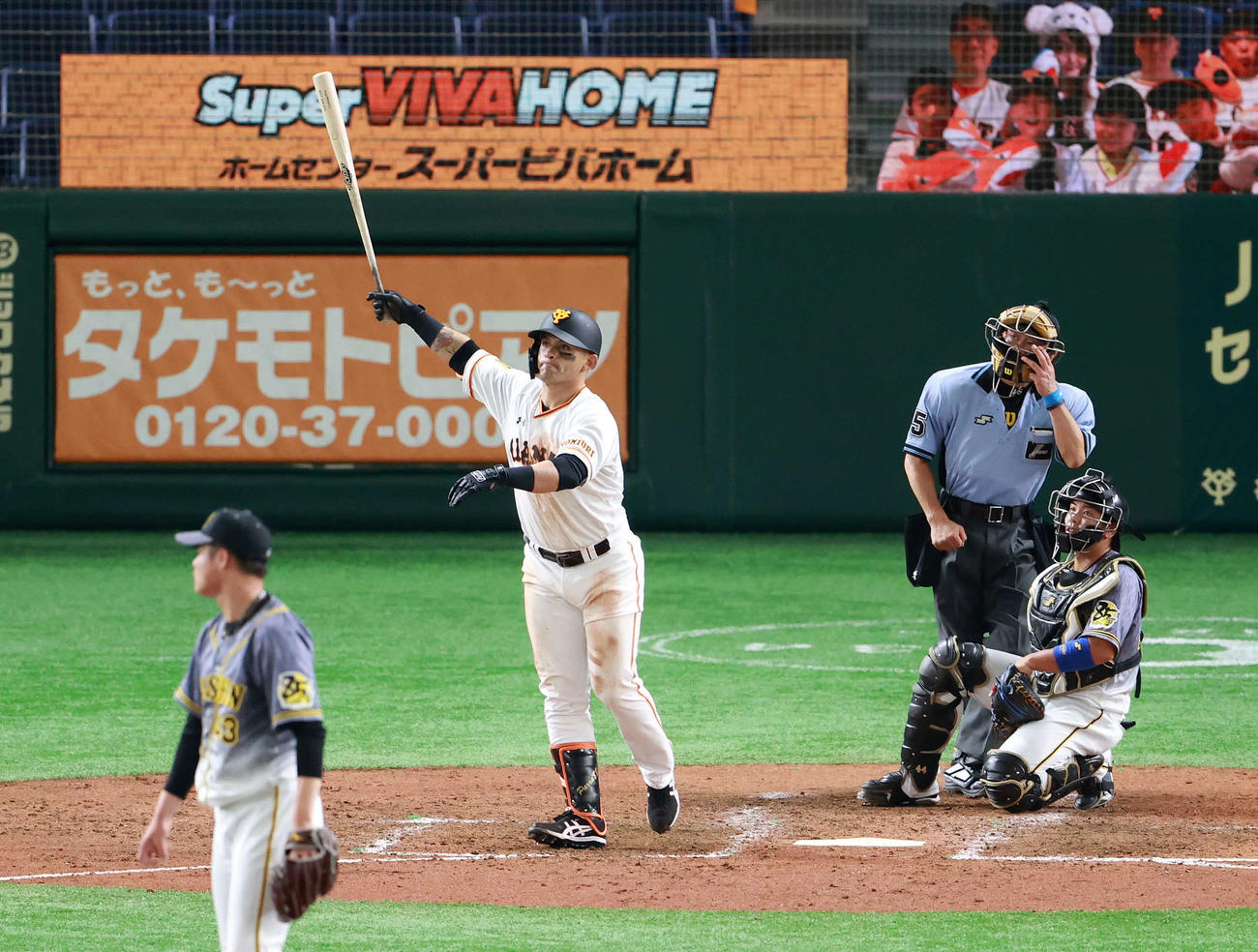 巨人対阪神　5回裏巨人2死一塁、2点本塁打を放つパーラ。投手守屋（撮影・江口和貴）