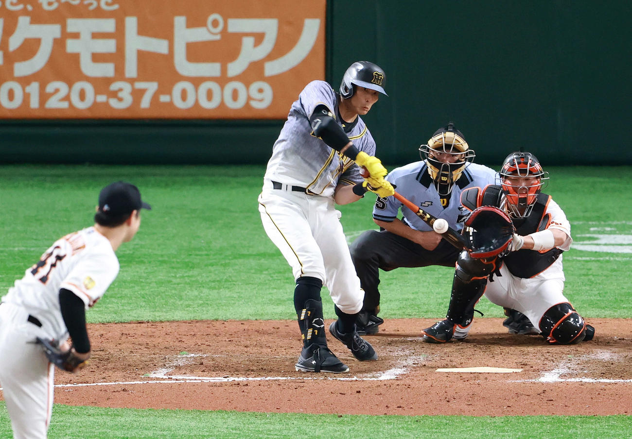 巨人対阪神　8回表阪神2死、左安打を放つ糸井。投手中川（撮影・江口和貴）