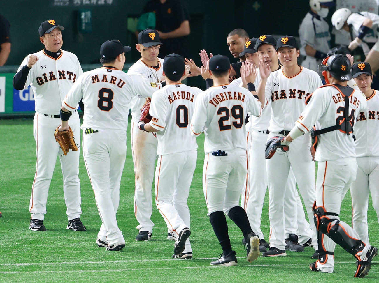 巨人対阪神　来日初勝利を挙げた巨人サンチェス（左から6人目）は丸（同2人目）から勝利球を受け取る。右端は原監督（撮影・江口和貴）