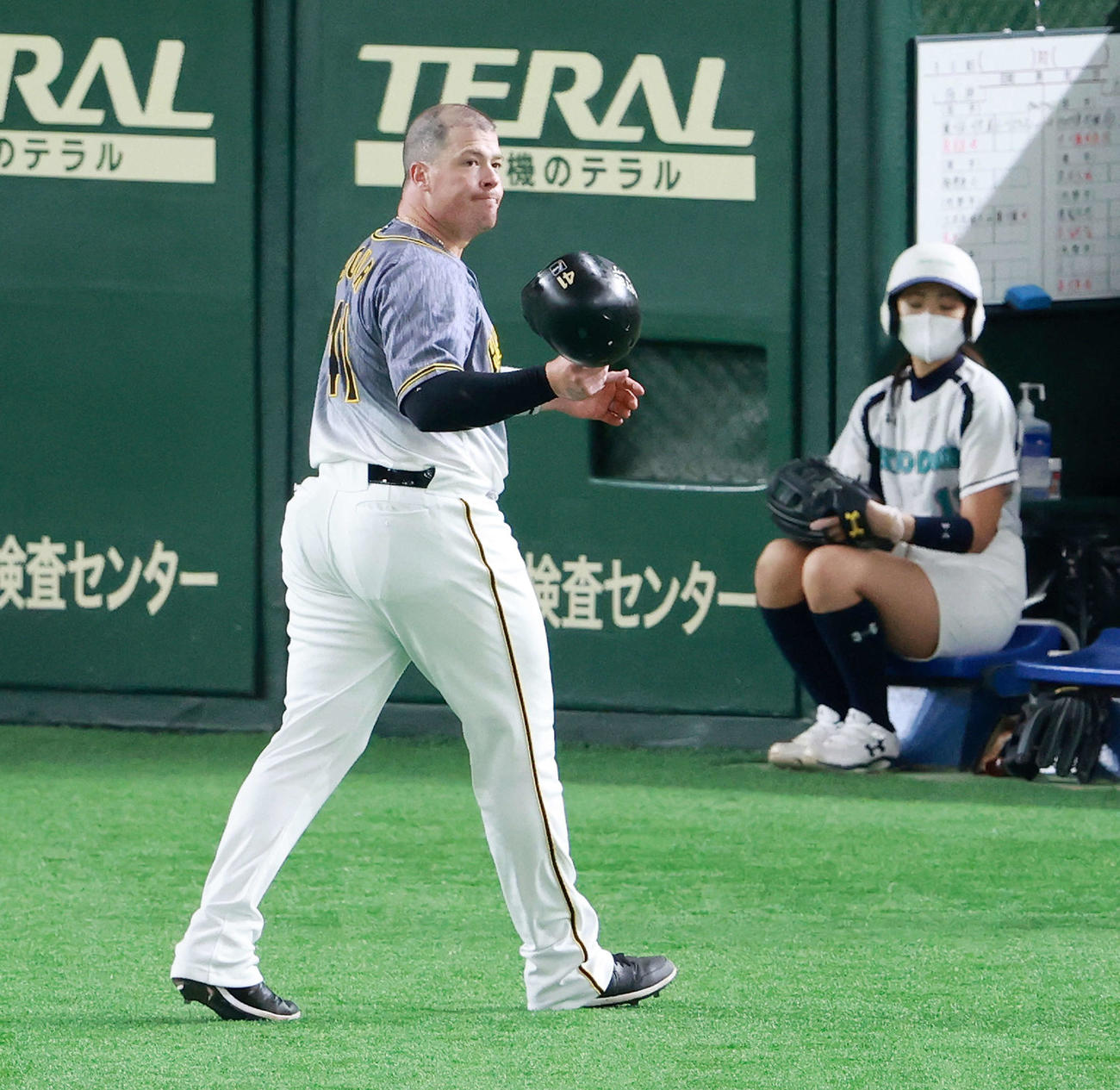 巨人対阪神　2回表阪神1死、遊ゴロに倒れベンチに引き揚げるボーア（撮影・江口和貴）