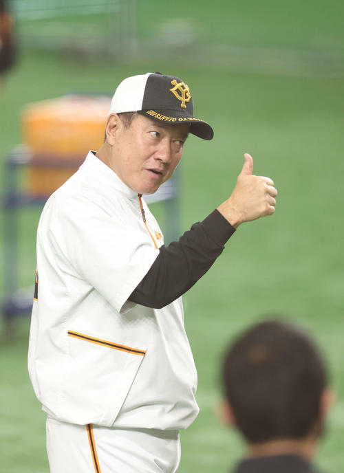 巨人対阪神　試合前練習でサムアップを見せる巨人原監督（撮影・河野匠）