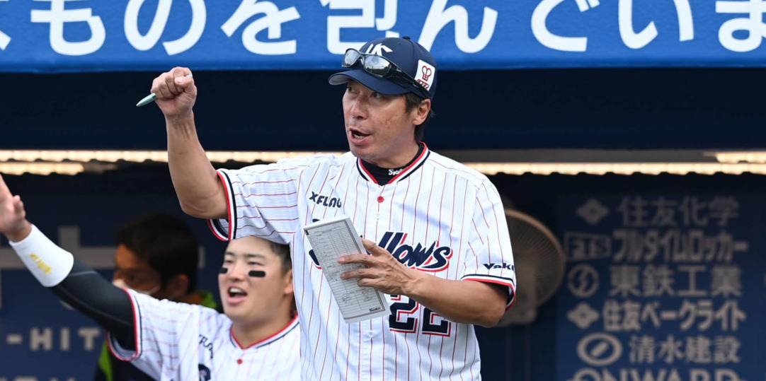 9回表の守備変更を告げに出たヤクルト高津監督はガッツポーズ（撮影・鈴木みどり）