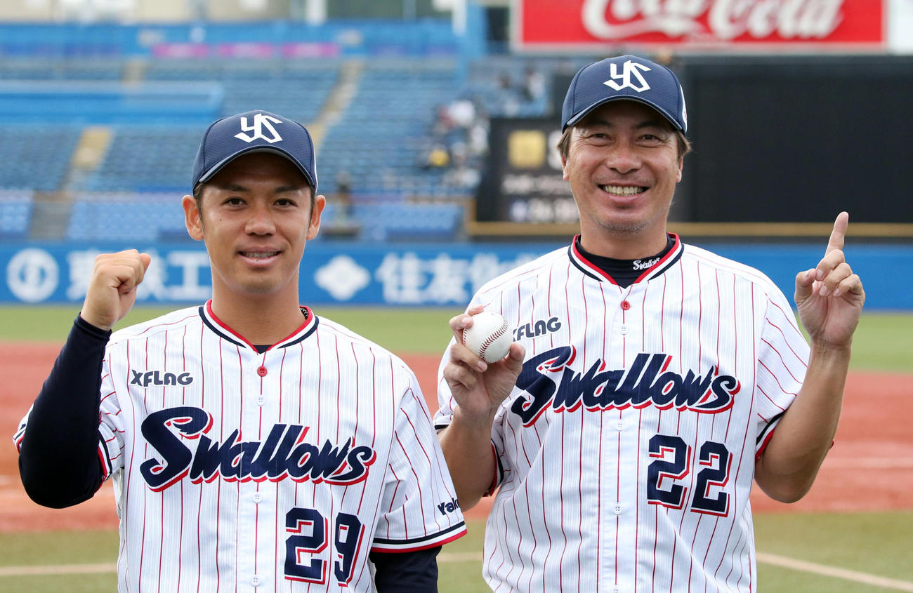 監督初勝利を挙げた高津監督（右）は、勝利球を手に小川と記念撮影（撮影・狩俣裕三）