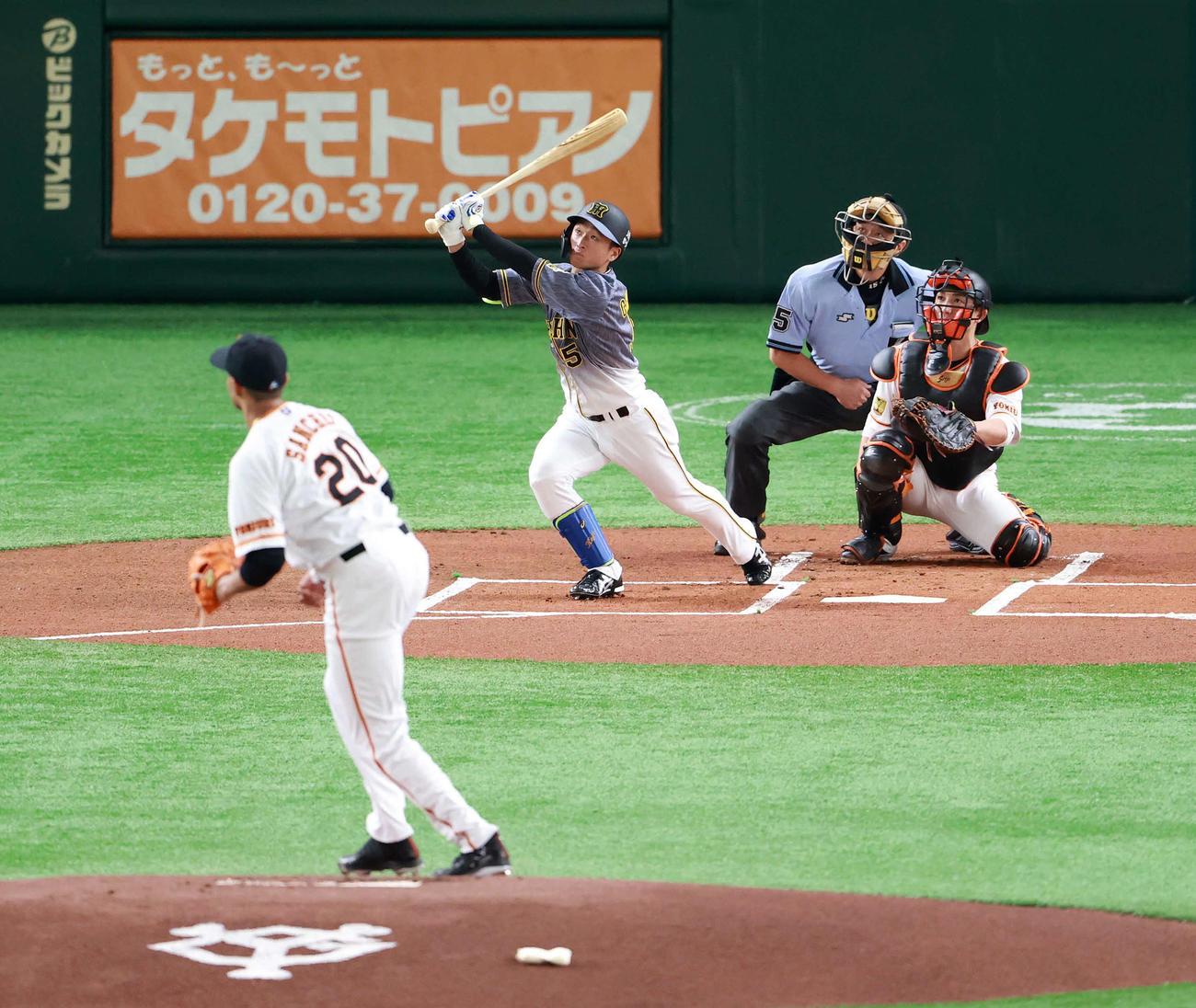巨人対阪神　1回表阪神無死、右越えに先頭打者本塁打を放つ近本。投手サンチェス（撮影・江口和貴）