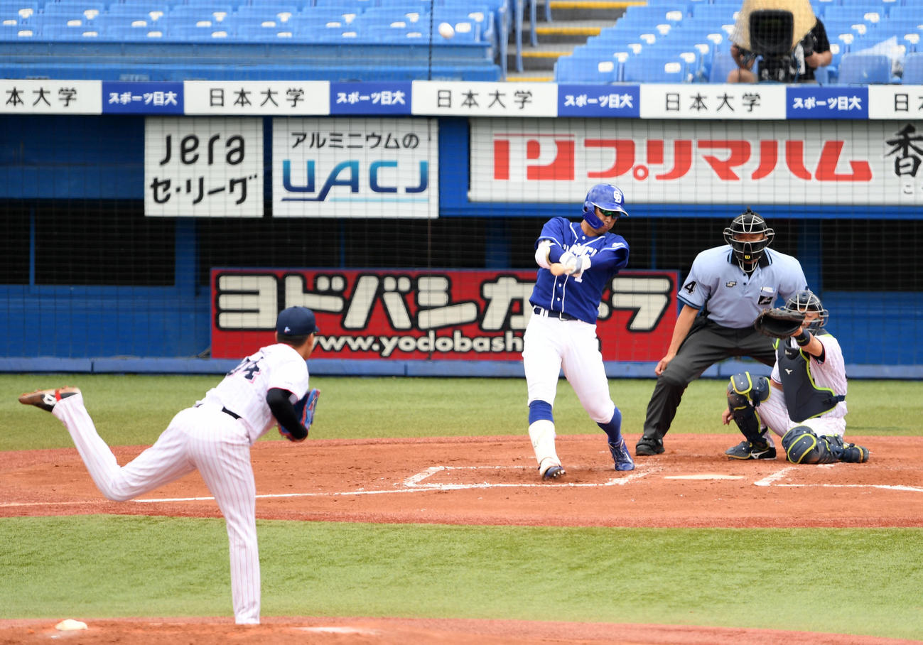 ヤクルト対中日　2回表中日2死一塁、右越え2点本塁打を放つ京田（撮影・横山健太）