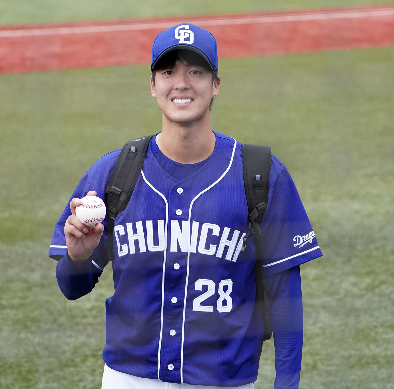 ヤクルト対中日　7回無失点で勝利投手の中日梅津は勝利球を手に笑顔（撮影・鈴木みどり）