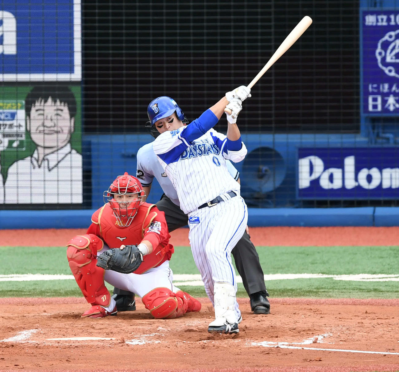 DeNA対広島　8回裏DeNA無死、代打中井は左前打を放つ（撮影・山崎安昭）