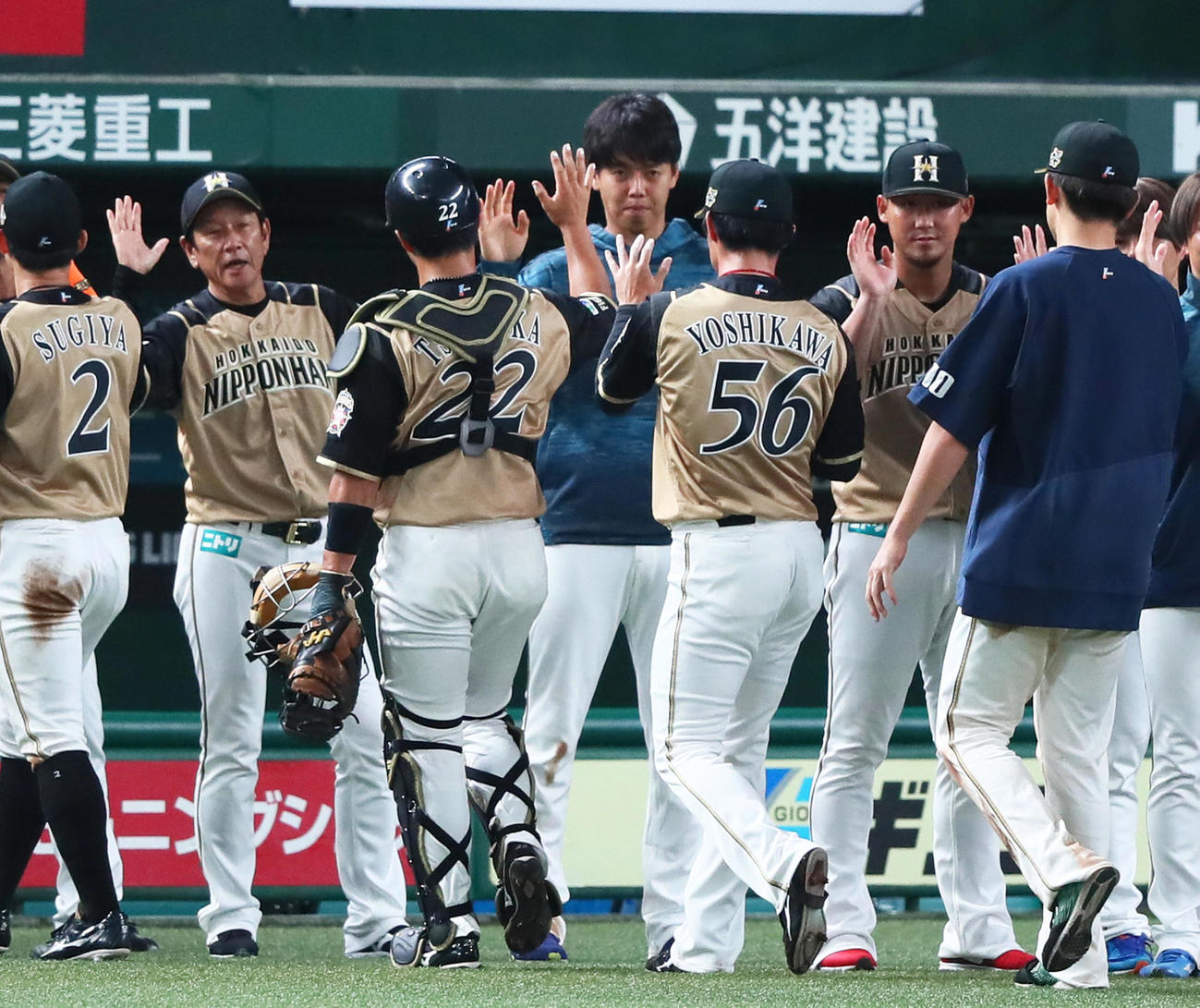 西武対日本ハム　勝利しエアタッチでナインを迎える日本ハムの、後列左から栗山監督、杉浦、中田（撮影・足立雅史）