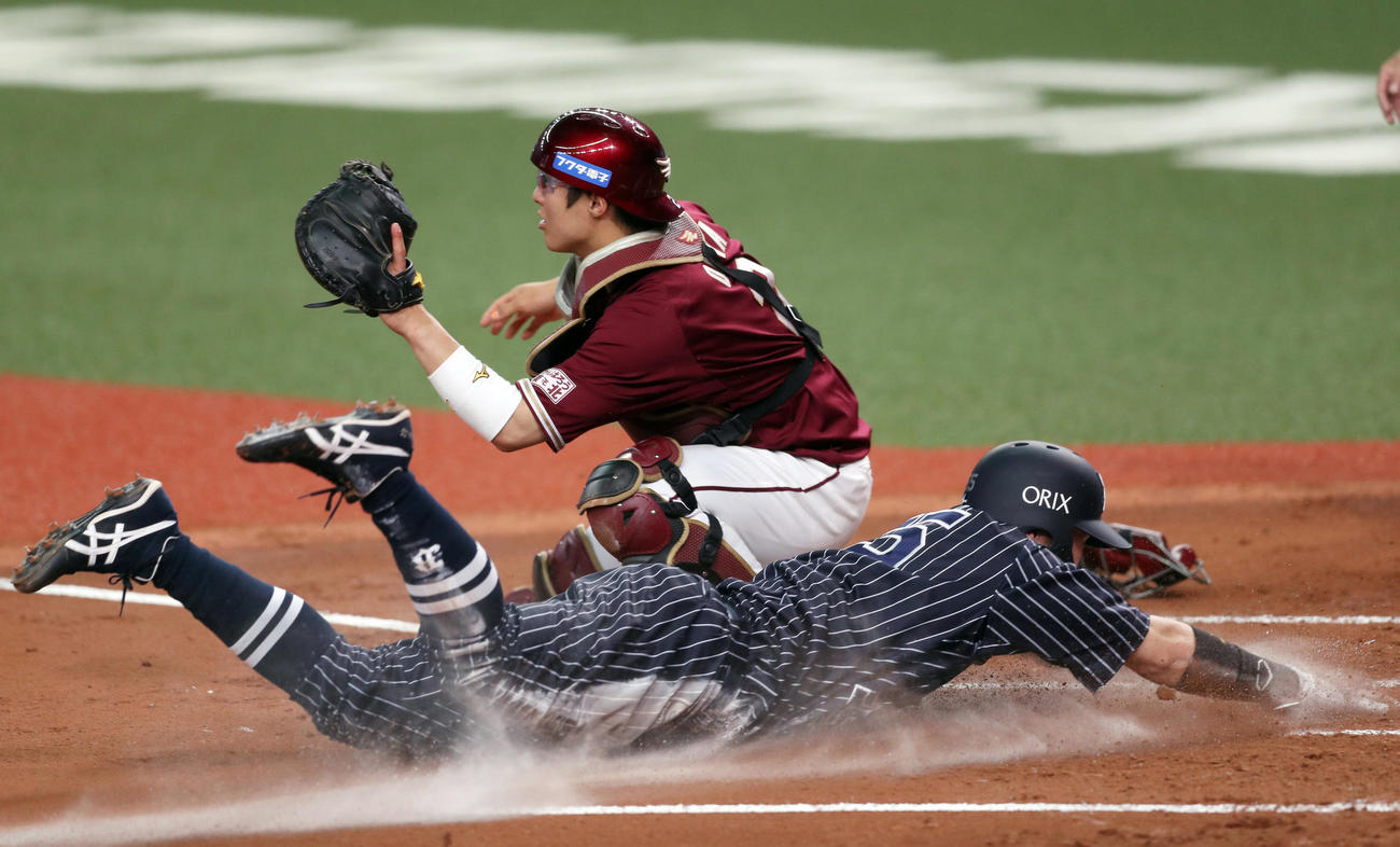 1回裏オリックス1死満塁、中川の中犠飛でヘッドスライディングで生還するT－岡田。捕手太田（撮影・前田充）
