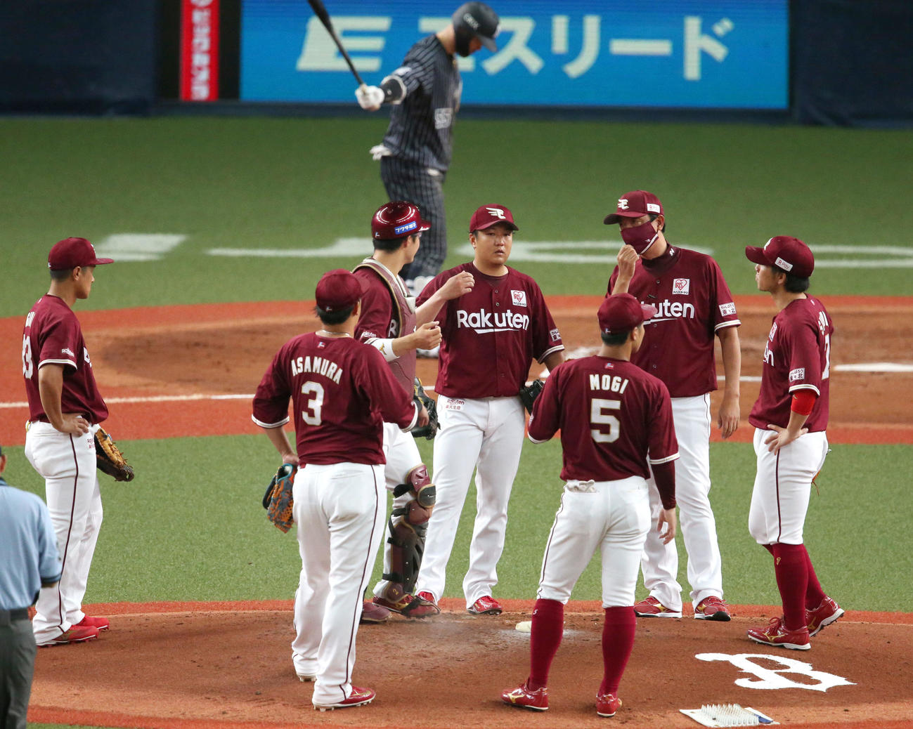 2回裏オリックス1死三塁、伊藤投手チーフコーチ（右から2人目）の話を聞く楽天先発の石橋（左から4人目）らナイン（撮影・上山淳一）