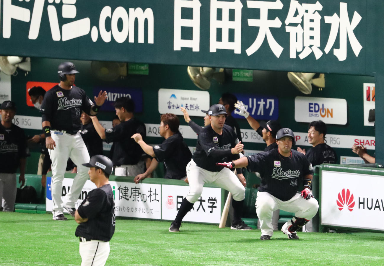 2回表ロッテ無死満塁、井上晴哉は満塁本塁打を放ちベンチのナインと喜ぶ（撮影・梅根麻紀）