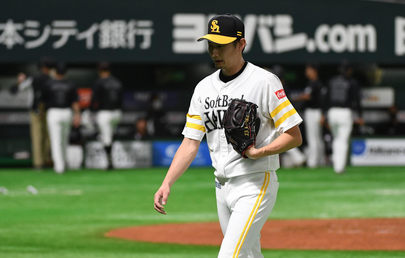 2回表ロッテ無死一、二塁、中村奨吾に頭部死球を与え、危険球で退場になる二保旭（撮影・今浪浩三）