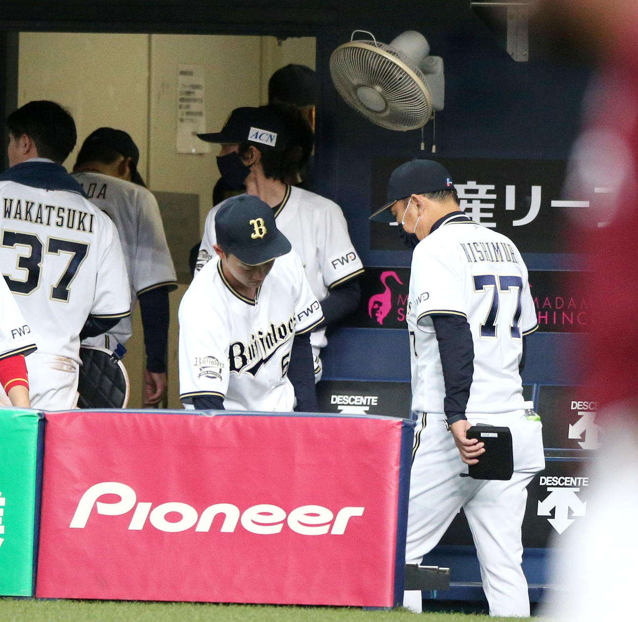オリックス対楽天2回戦　オリックス西村徳文監督（右）は、延長で敗れガックリ引きあげる（撮影・上山淳一）