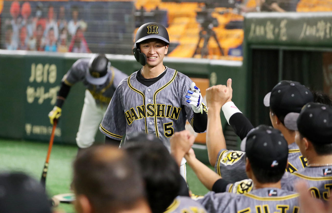 巨人対阪神　1回表阪神無死、近本は右越え本塁打を放ちベンチ前でナインと笑顔のエアタッチ（撮影・加藤哉）