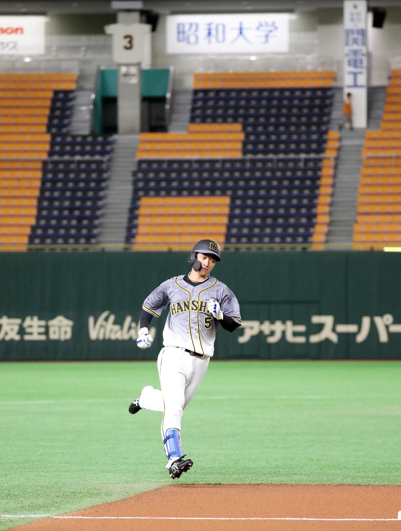 巨人対阪神　1回表阪神無死、近本は右越え本塁打を放つ（撮影・加藤哉）