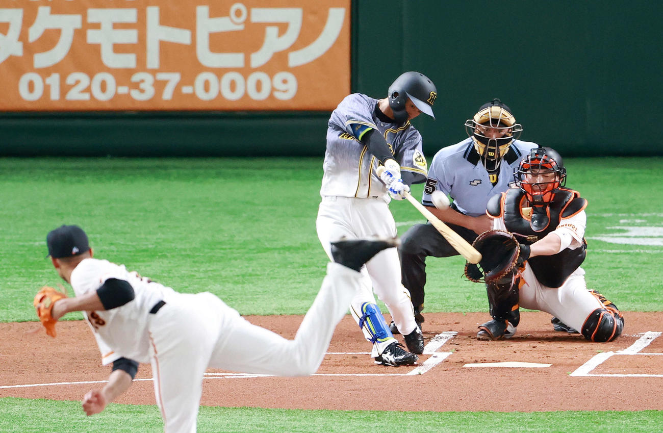 巨人対阪神　1回表阪神無死、右越えに先頭打者本塁打を放つ近本。投手サンチェス（撮影・江口和貴）