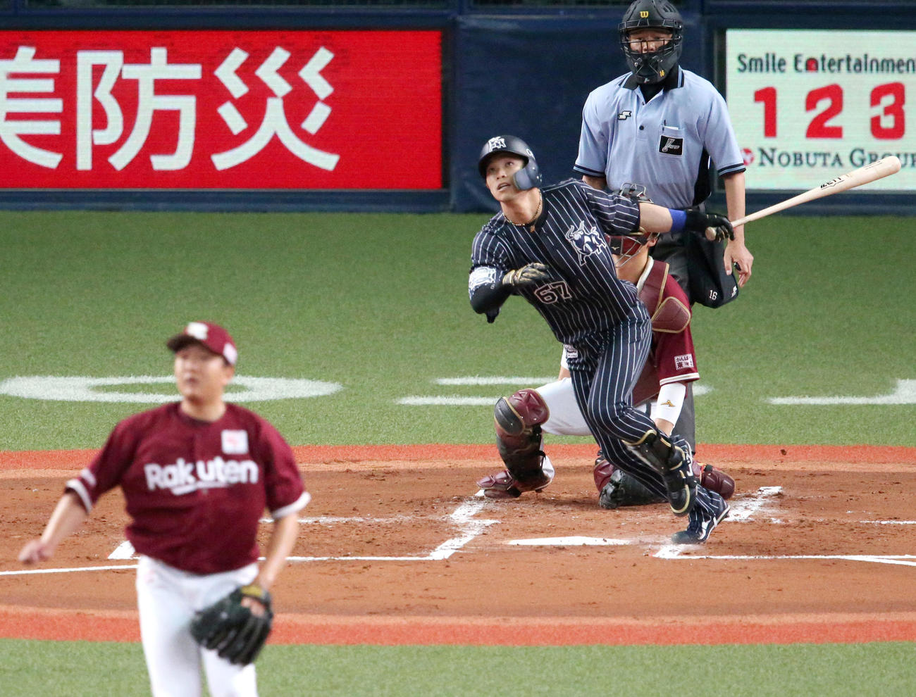 オリックス対楽天　1回裏オリックス1死満塁、中川は先制の中犠飛を放つ（撮影・上山淳一）