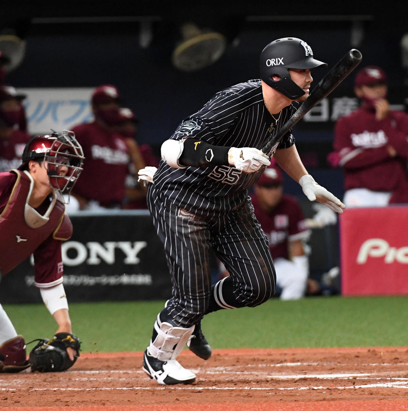 オリックス対楽天　2回裏オリックス1死一、二塁、T－岡田は中前適時打を放つ（撮影・前岡正明）
