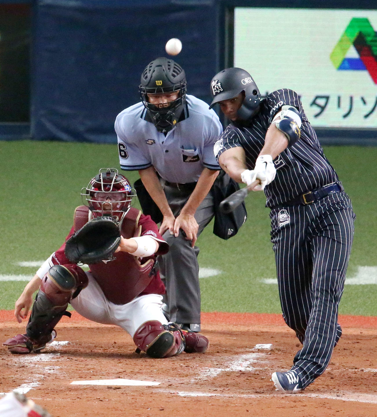 オリックス対楽天　2回裏オリックス1死一、三塁、ロドリゲスは左越え適時二塁打を放つ（撮影・上山淳一）