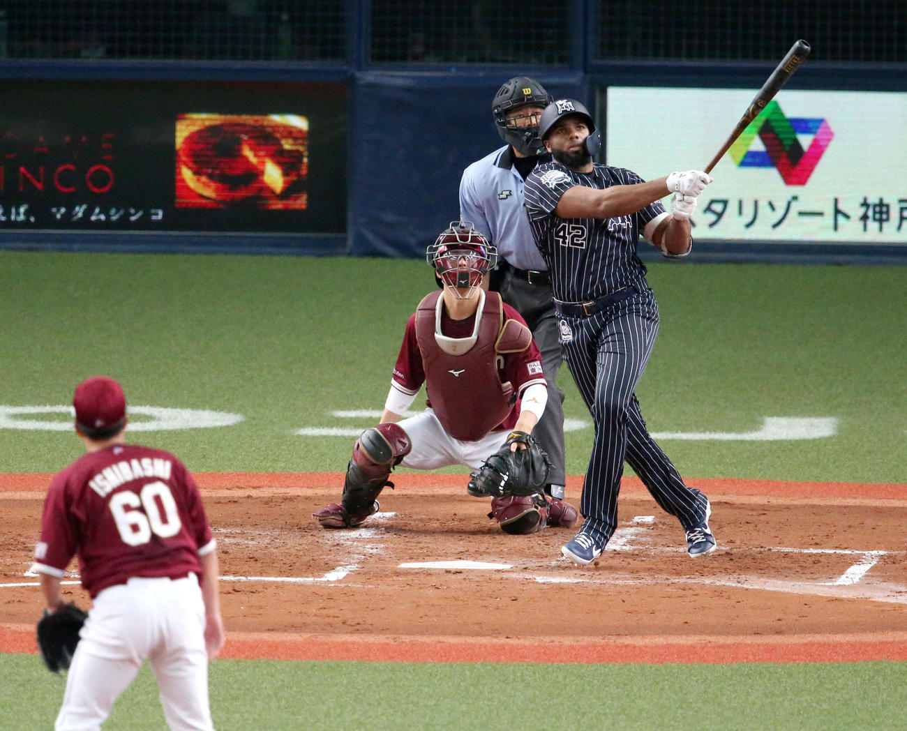 オリックス対楽天　2回裏オリックス1死一、三塁、ロドリゲスは左越え適時二塁打を放つ（撮影・上山淳一）