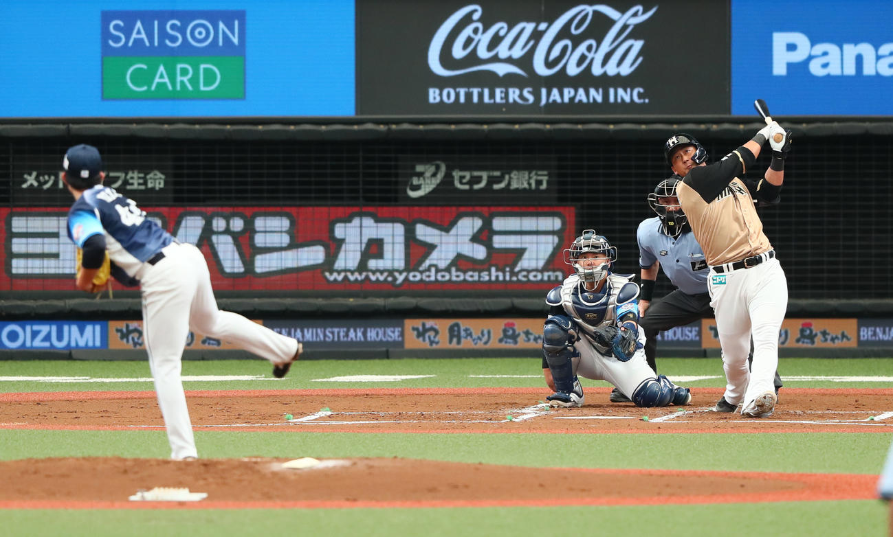 西武対日本ハム　２回表日本ハム無死、中田は右越え本塁打を放つ。投手与座（撮影・足立雅史）