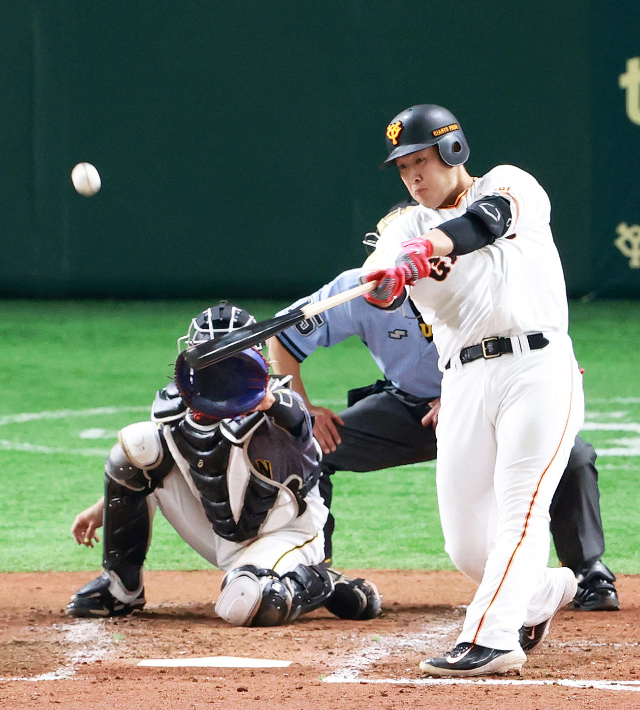 巨人対阪神　4回裏巨人無死一塁、右中間に逆転2点本塁打を放つ岡本（撮影・江口和貴）