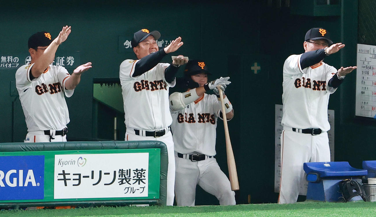 巨人対阪神　5回裏巨人2死一塁、パーラが2点本塁打を放ちシャークダンスする原監督（左から2人目）ら（撮影・江口和貴）