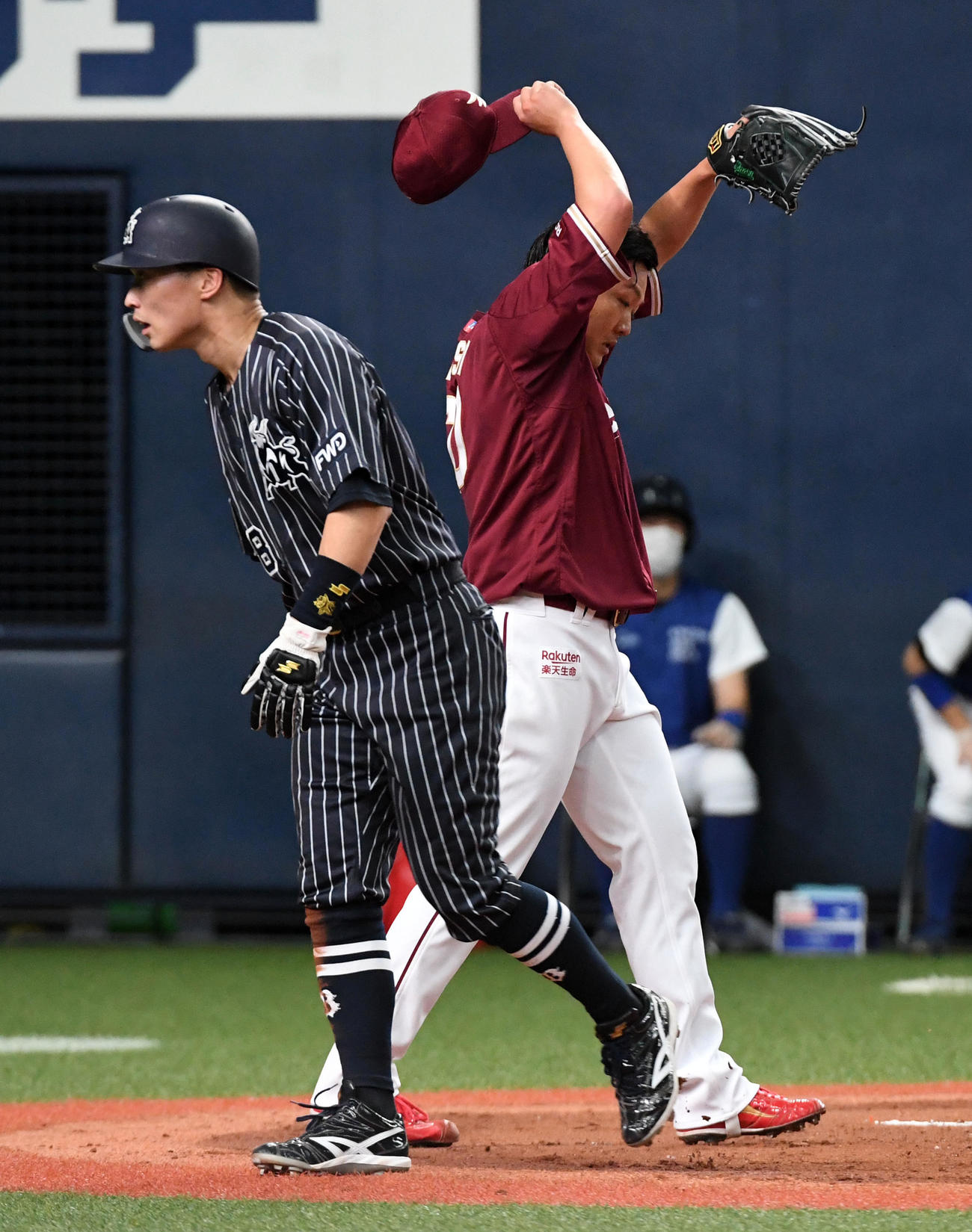 オリックス対楽天3回戦　2回裏オリックス1死一、三塁、アデルリン・ロドリゲスに左中間へ適時二塁打を打たれがっくりする石橋良太（右）。左は生還した後藤駿太（撮影・前岡正明）