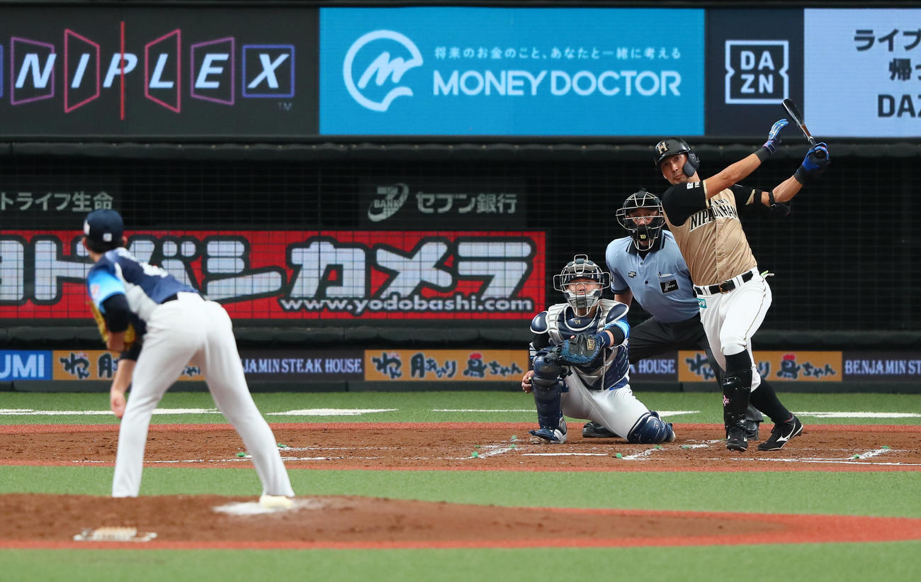 西武対日本ハム　4回表日本ハム無死、中越え本塁打を放つ大田。投手与座（撮影・足立雅史）