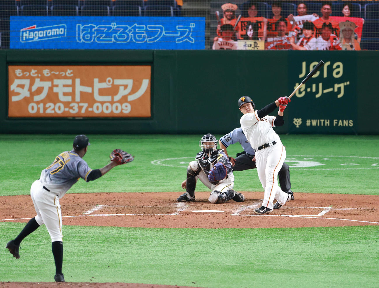 巨人対阪神　4回裏巨人無死一塁、右中間に逆転2点本塁打を放つ岡本。投手ガルシア（撮影・江口和貴）