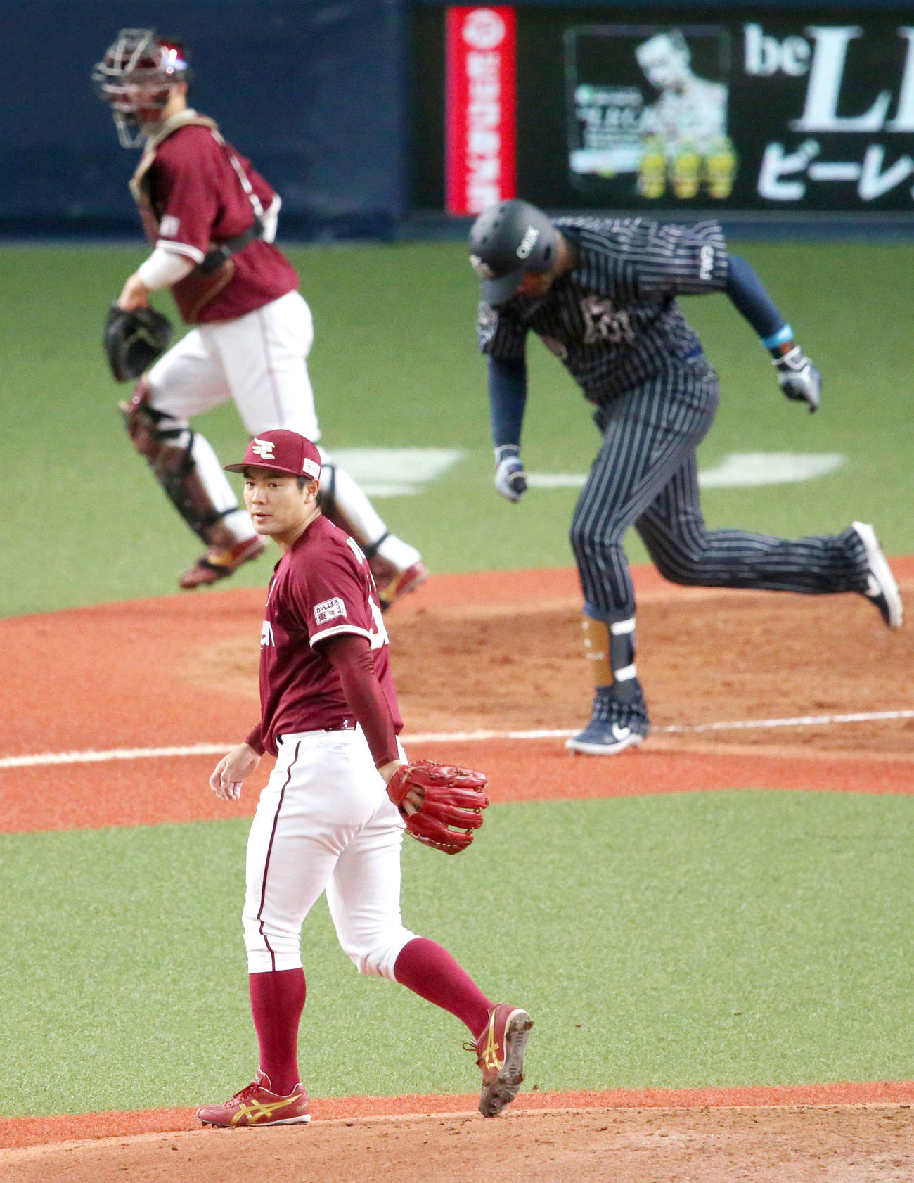 5回裏オリックス1死、津留崎（手前）はジョーンズを二ゴロに仕留める（撮影・上山淳一）