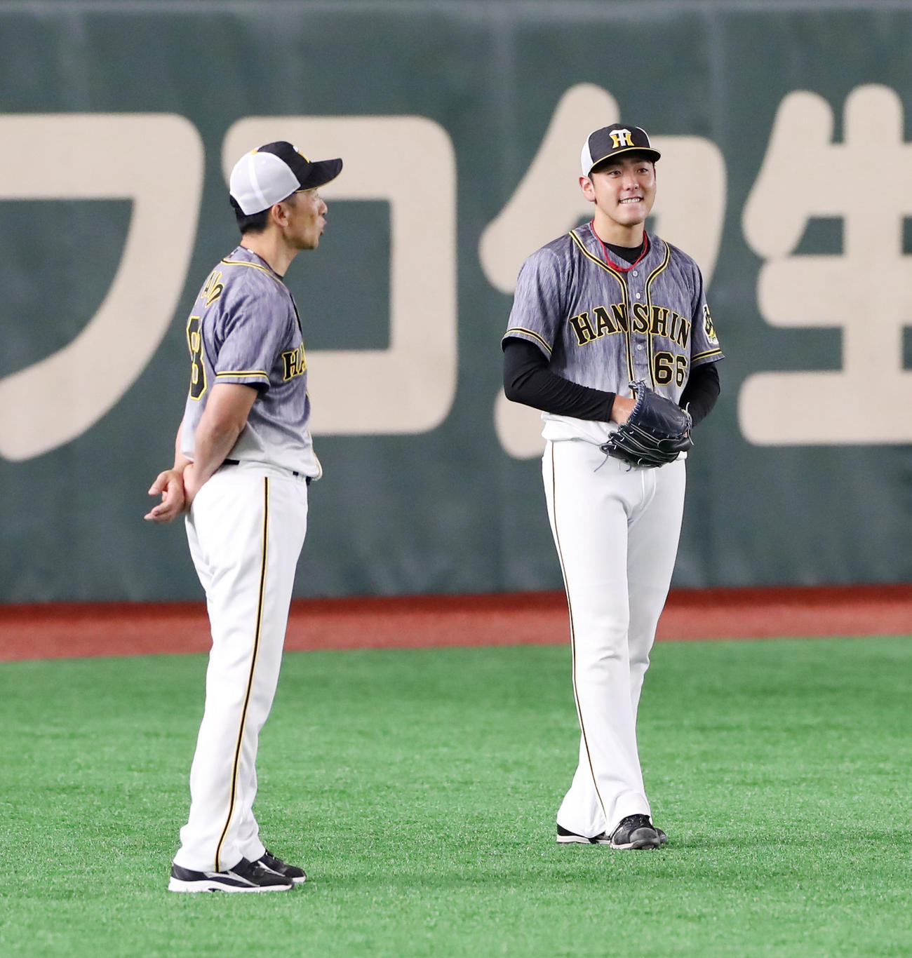 巨人対阪神　練習中、矢野監督（左）から声を掛けられる小川（撮影・加藤哉）