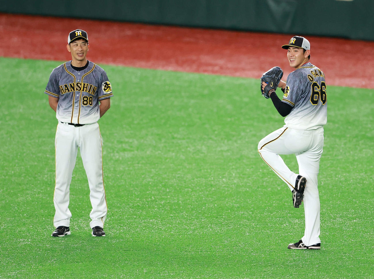巨人対阪神　試合前練習中、キャッチボールする阪神小川（右）に話しかける矢野監督（撮影・江口和貴）