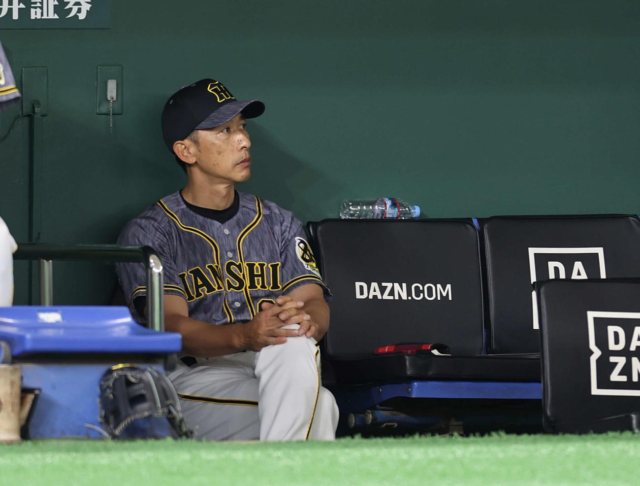 巨人対阪神　ベンチに座り遠くを見つめる矢野監督（撮影・河野匠）