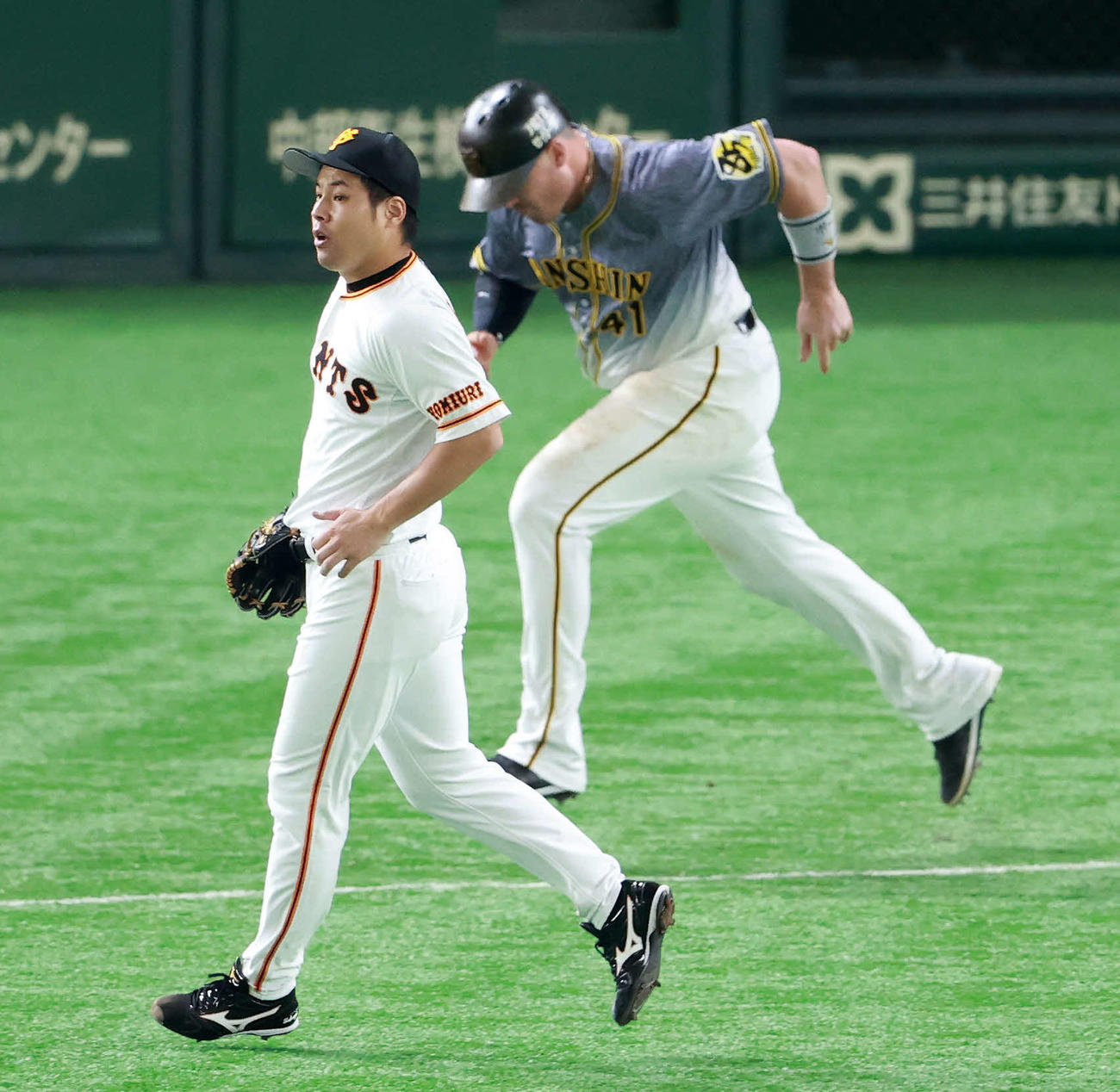 巨人対阪神　6回表阪神2死満塁、ボーア（右）を二ゴロに仕留める高木（撮影・江口和貴）