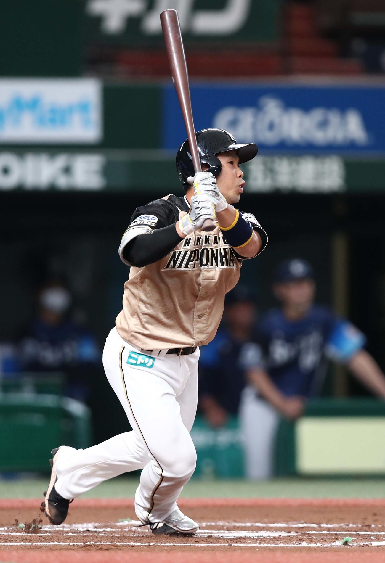 西武対日本ハム　6回表日本ハム1死三塁、右前適時打を放つ近藤（撮影・黒川智章）