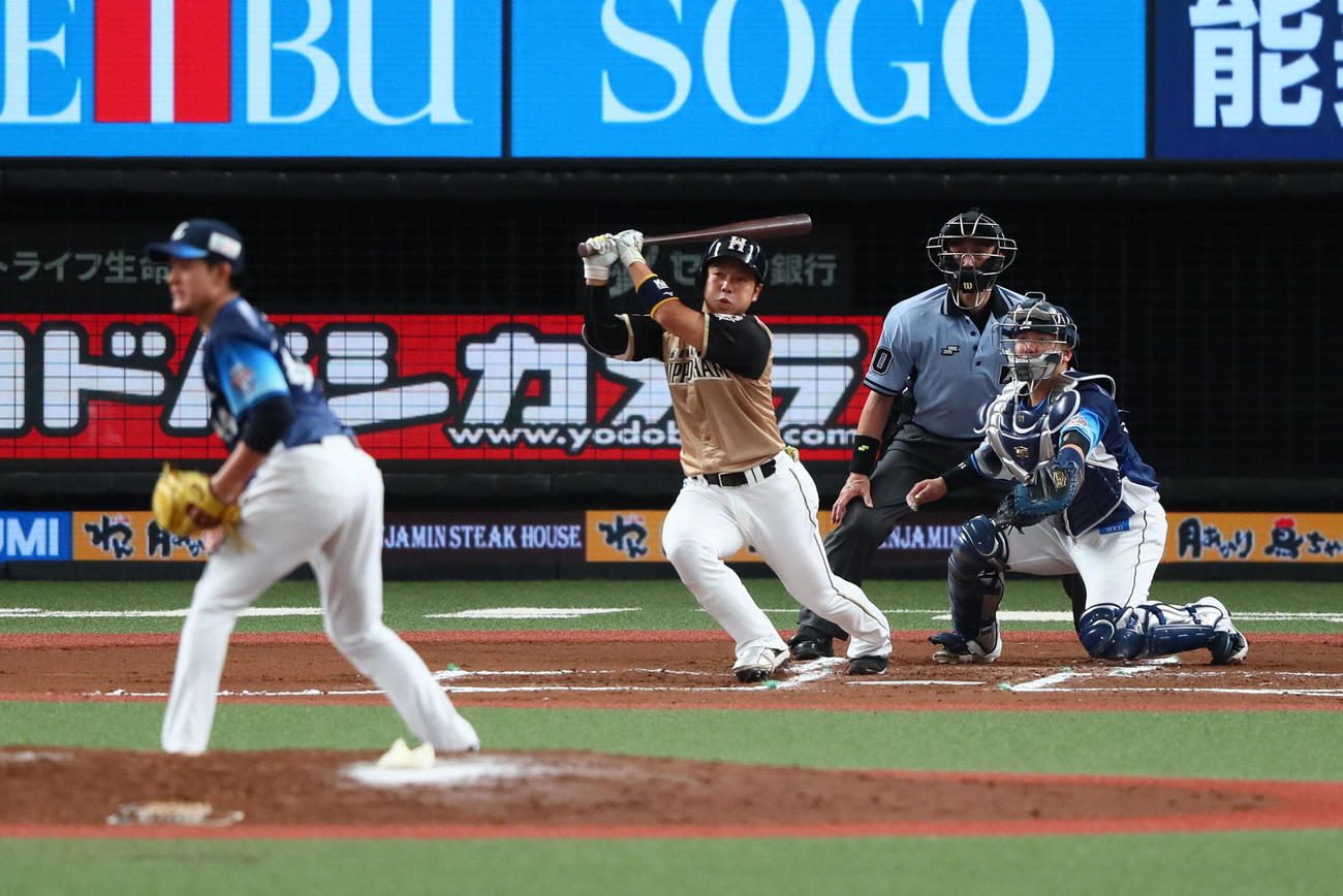 西武対日本ハム　6回表日本ハム1死三塁、近藤は右前適時打を放つ。投手与座（撮影・足立雅史）
