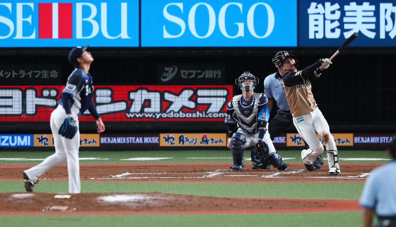 西武対日本ハム　7回表日本ハム2死、左越え本塁打を放つ清水。投手浜屋（撮影・足立雅史）