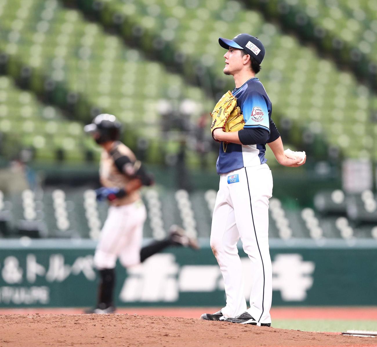 西武対日本ハム　4回表日本ハム無死、大田に中越え本塁打を浴びる与座（撮影・黒川智章）