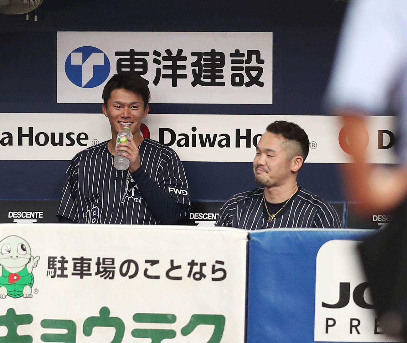 オリックス対楽天　8回を投げ終え、ベンチでT－岡田（右）に声を掛けられ笑顔を見せる山本（撮影・前田充）