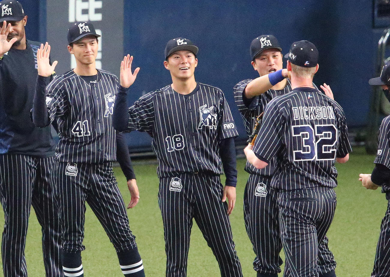 オリックス対楽天　オリックス山本（中央）は初勝利を挙げ笑顔でナインとハイタッチする（撮影・上山淳一）