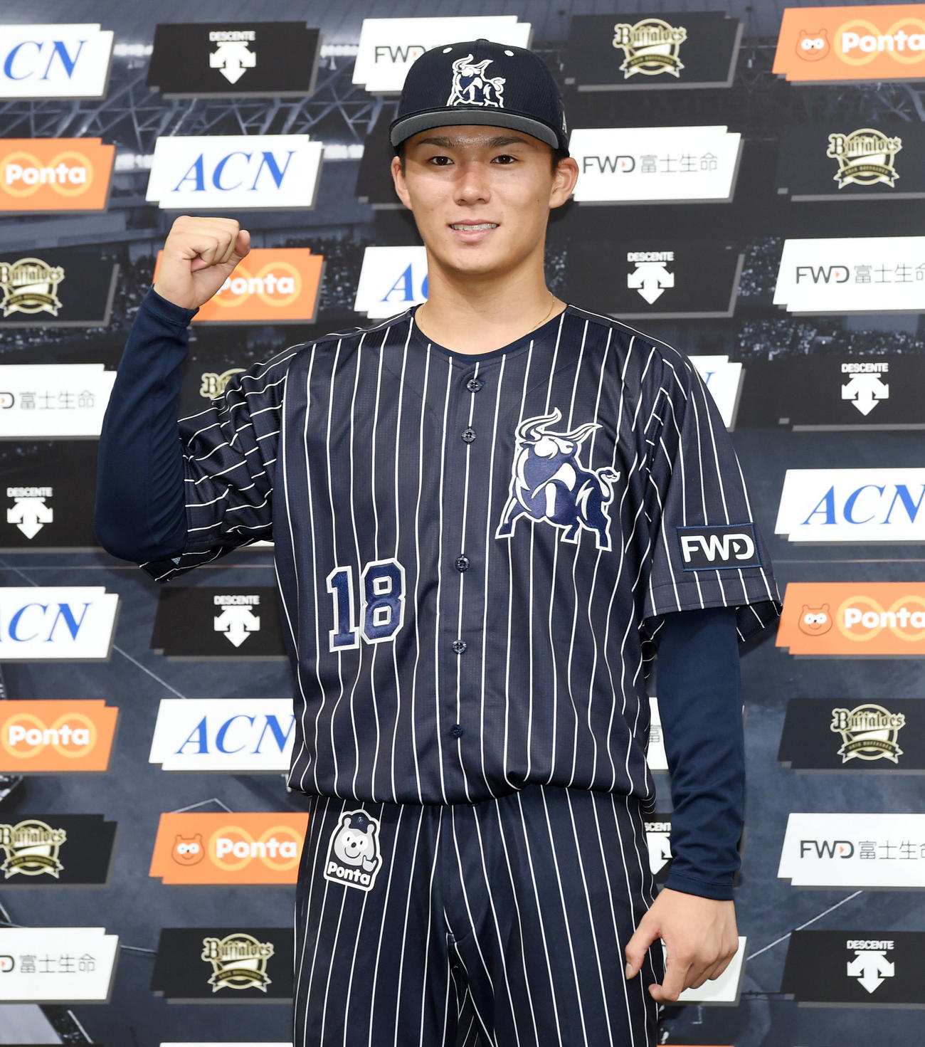 オリックス対楽天　ヒーローインタビューで笑顔のガッツポーズを見せる山本（撮影・前岡正明）