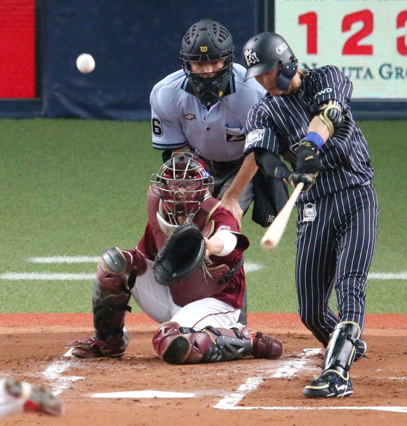 1回裏オリックス1死満塁、中川は先制の中犠飛を放つ（撮影・上山淳一）