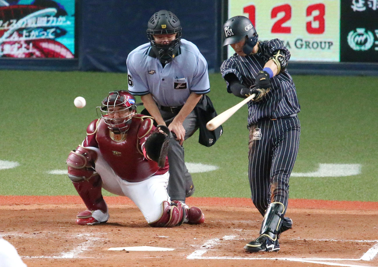 7回裏オリックス1死、中川は中前打を放つ（撮影・上山淳一）