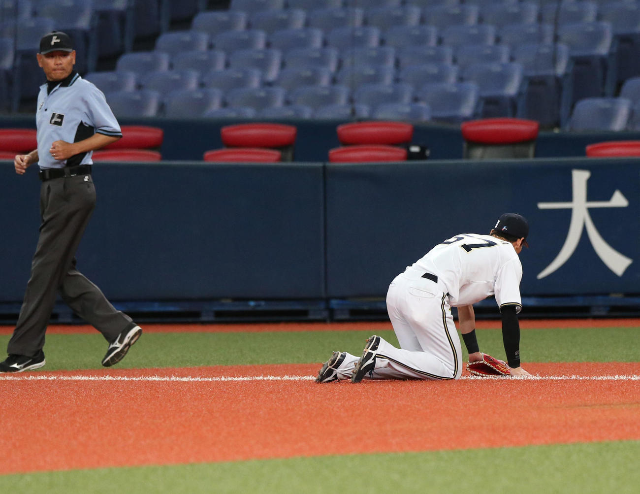 10回表楽天2死一、二塁、銀次の打球を後逸する中川（2020年6月20日）