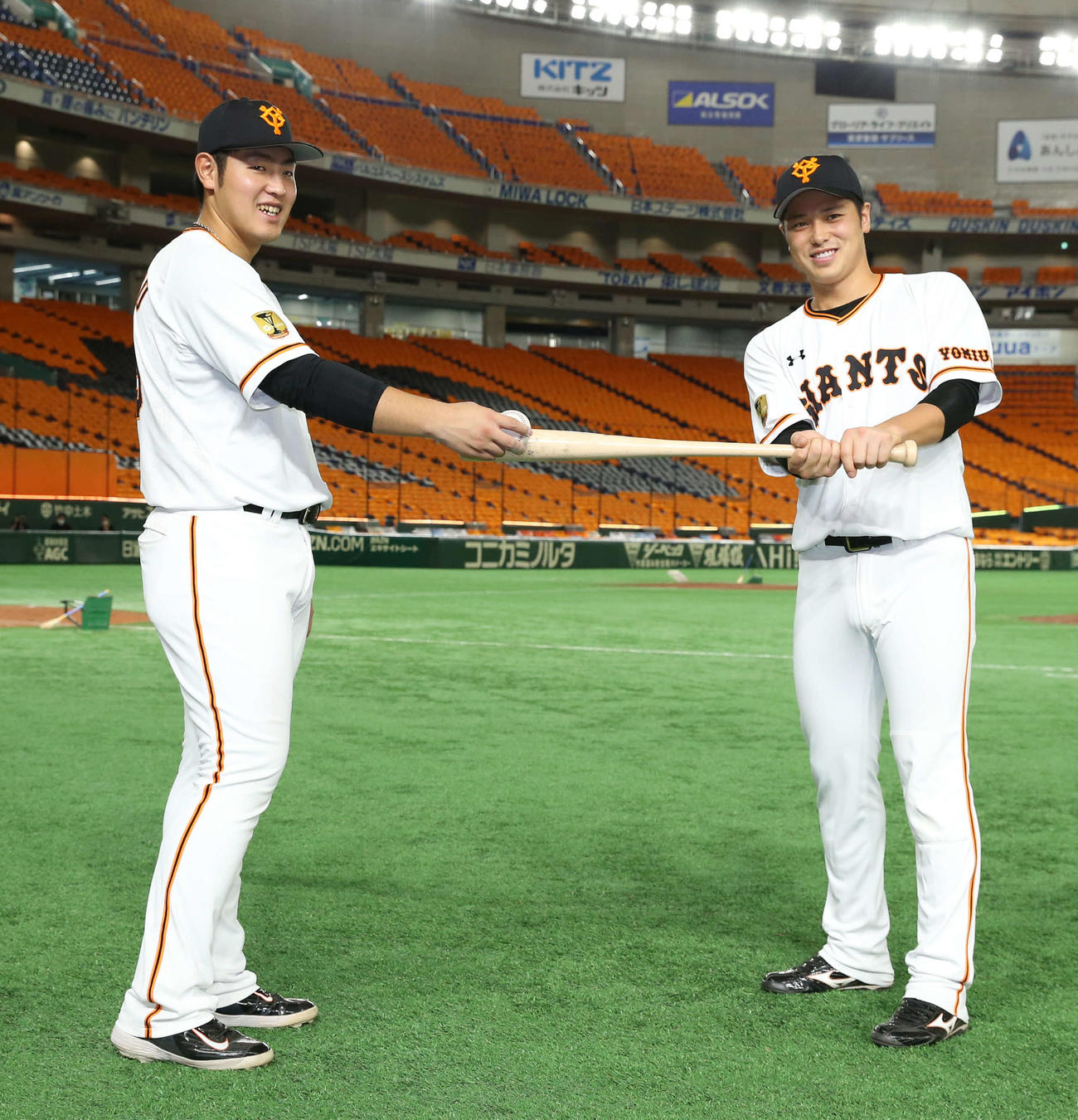 巨人対阪神　試合後、プロ初安打を放った北村（右）は岡本と打ったときの様子を再現した（撮影・河野匠）