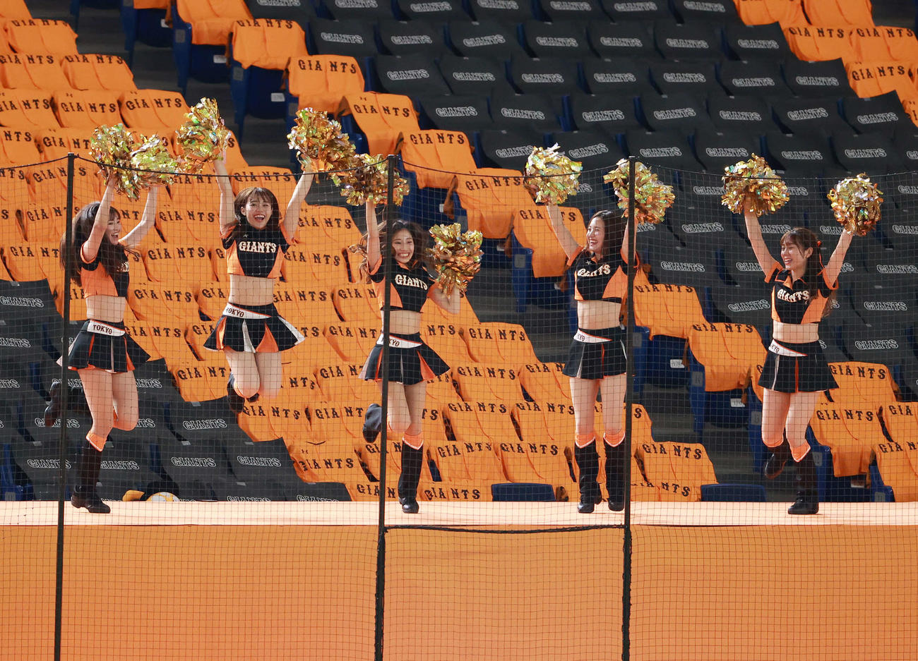 巨人対阪神　4回裏巨人2死二、三塁、北村がプロ初安打となる適時打を放ち喜ぶマスコットガールの「ヴィーナス」（撮影・江口和貴）