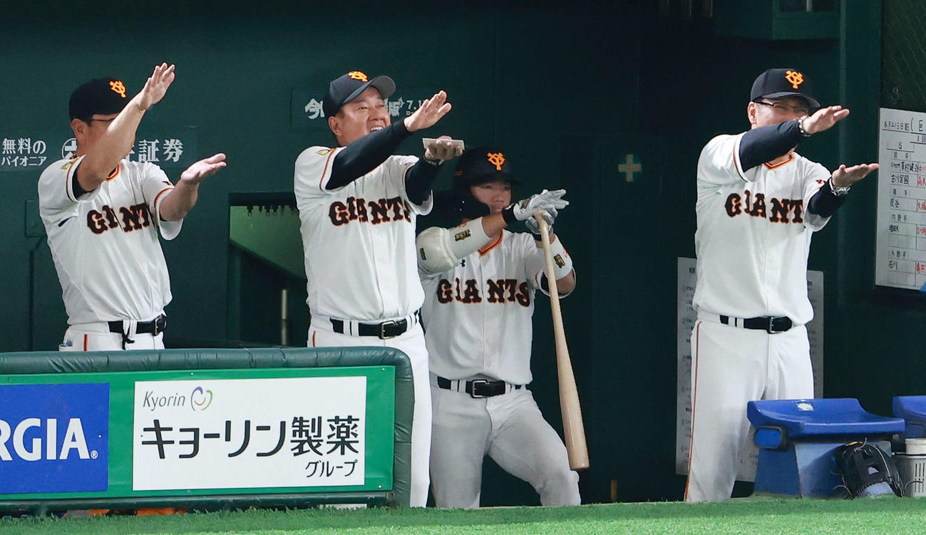 巨人対阪神　5回裏巨人2死一塁、パーラが2点適時打を放ちシャークダンスする原監督（左から2人目）ら（撮影・江口和貴）