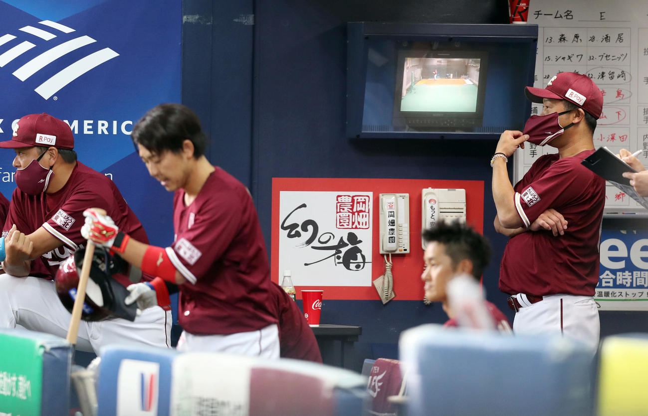 オリックス対楽天3回戦　7回表の攻撃をベンチから見つめる楽天三木肇監督（右端）（撮影・前田充）